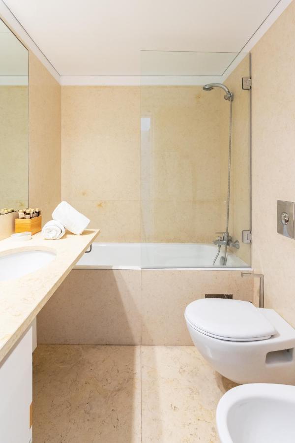Joivy Chiado Self Check-In 2-Br Flat With Parking Lisboa Exterior foto
