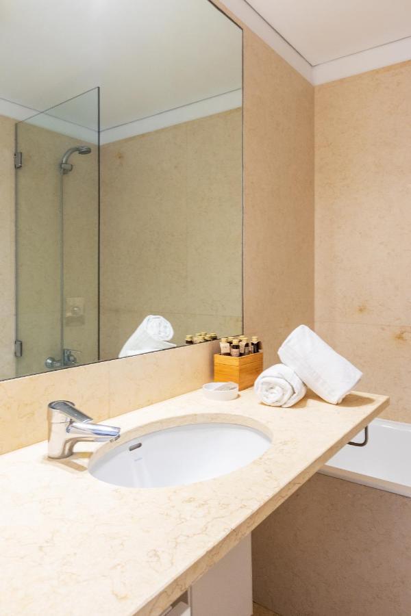 Joivy Chiado Self Check-In 2-Br Flat With Parking Lisboa Exterior foto